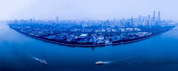 Zhujiang Nehri ve modern gündüzleri bina — Stok fotoğraf