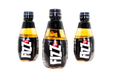 Noida, Utter pardesh, Hindistan - 17 Ekim 2021, Apple suyu, beyaz arka planda seçici odaklı elma suyu şişelerinin resmi 17 Ekim 2021