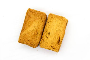 Beyaz arkaplanda seçici odaklı gevrek rusk