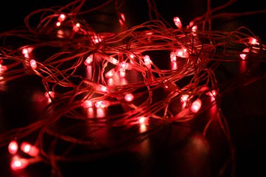 Seçici odaklı koyu arkaplanda ampuller