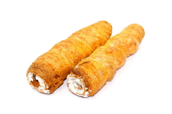 Crème Feuilletée Rouleaux Sur Fond Blanc Avec Foyer Sélectif — Photo