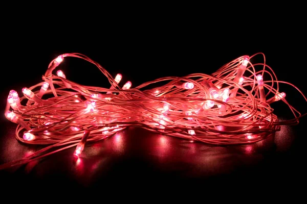 Seçici odaklı koyu arkaplanda ampuller