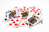Hrací karty izolované na bílém pozadí se selektivním zaměřením