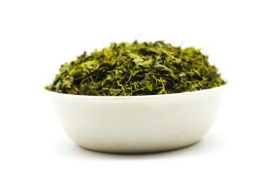 Kasuri Methi beyaz arka planda seçici odaklı