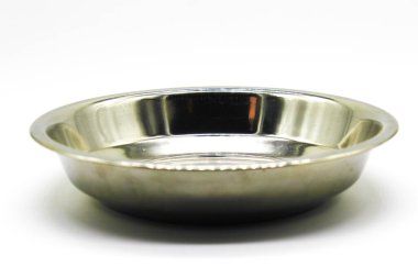 Beyaz arkaplanda seçici odaklı paslanmaz çelik plakalar