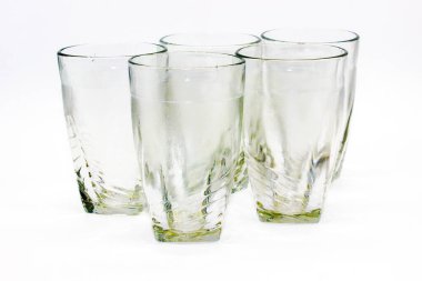 Beyaz arkaplanda seçici odaklı cam taklacılar