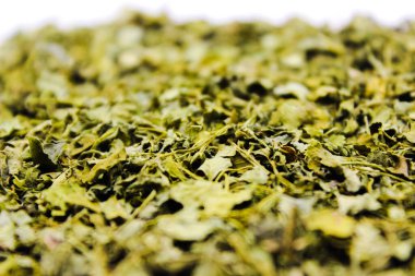 Kasuri Methi beyaz arka planda seçici odaklı