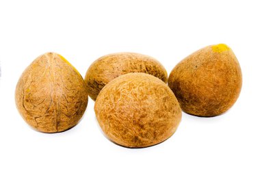 Seçici odaklı beyaz arkaplanda hindistan cevizleri