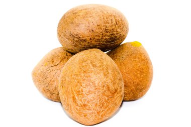 Seçici odaklı beyaz arkaplanda hindistan cevizleri