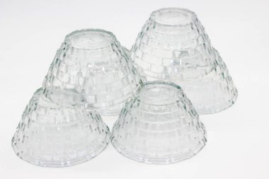 Seçici odaklı beyaz arkaplanda cam kaseler