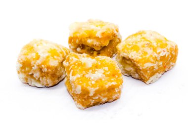 Beyaz arka planda seçici odaklı tatlı mathri