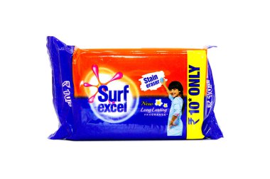 Noida, Utter pardesh, Hindistan - 7 Kasım 2021, kumaş yıkama sabunu, beyaz arka planda seçici odaklı bir sörf sabunu.