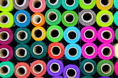 Seçici odaklı iplik rulolarının bir resmi