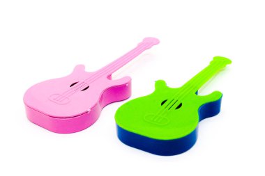 Seçici odaklı beyaz arkaplanda oyuncak gitar