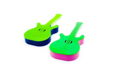 Seçici odaklı beyaz arkaplanda oyuncak gitar