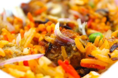 Sebze biryani tarifinin seçici odaklı bir resmi.