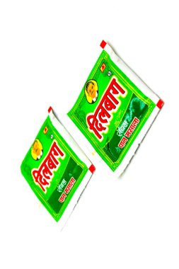 Noida, Utter Pardesh, Hindistan - 18 Ekim 2021, Çiğneme Tütünü, Çiğneme Tütünü beyaz arka planda seçici odaklı bir resim Noida 18 Ekim 2021