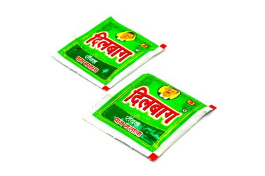 Noida, Utter Pardesh, Hindistan - 18 Ekim 2021, Çiğneme Tütünü, Çiğneme Tütünü beyaz arka planda seçici odaklı bir resim Noida 18 Ekim 2021