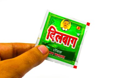 Noida, Utter Pardesh, Hindistan - 18 Ekim 2021, Çiğneme Tütünü, Çiğneme Tütünü beyaz arka planda seçici odaklı bir resim Noida 18 Ekim 2021