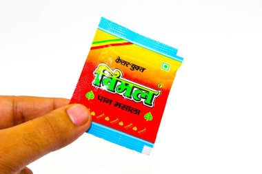 Noida, Utter Pardesh, Hindistan - 18 Ekim 2021, Çiğneme Tütünü, Çiğneme Tütünü beyaz arka planda seçici odaklı bir resim Noida 18 Ekim 2021