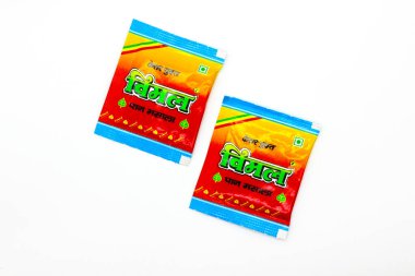 Noida, Utter Pardesh, Hindistan - 18 Ekim 2021, Çiğneme Tütünü, Çiğneme Tütünü beyaz arka planda seçici odaklı bir resim Noida 18 Ekim 2021