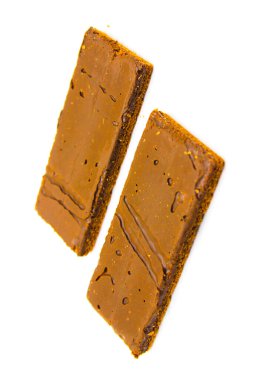 Beyaz arkaplanda seçici odaklı çikolata çubuğu