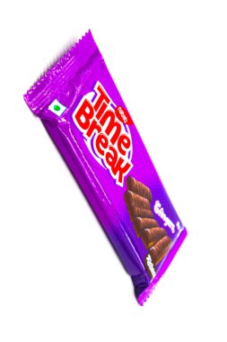 Noida, Utter Pardesh, Hindistan - 22 Ekim 2021, Çikolata Çukulata, beyaz arka planda seçici odaklı bir çikolata resmi 22 Ekim 2021