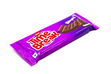 Noida, Utter Pardesh, Hindistan - 22 Ekim 2021, Çikolata Çukulata, beyaz arka planda seçici odaklı bir çikolata resmi 22 Ekim 2021