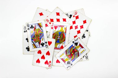 Seçici odaklı beyaz arkaplanda kartlar oynanıyor