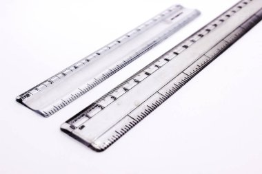 Matematiği seçici odaklı beyaz arkaplanda izole et