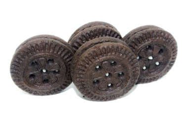 Beyaz arkaplanda seçici odaklı bisküvi resmi