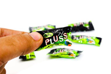 Noida, Utter Pardesh, Hindistan - 18 Ekim 2021, şeker, beyaz zemin üzerinde seçici bir odak noktası Noida 18 Ekim 2021 olan bir şeker resmi.