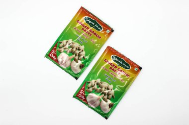 Noida, Utter Pardesh, Hindistan - 20 Ekim 2021, zencefilli sarımsak ezmesi, beyaz zemin üzerinde zencefilli sarımsak ezmesi resmi