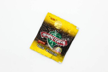 Noida, Utter Pardesh, Hindistan - 18 Ekim 2021, Çiğneme Tütünü, Çiğneme Tütünü beyaz arka planda seçici odaklı bir resim Noida 18 Ekim 2021