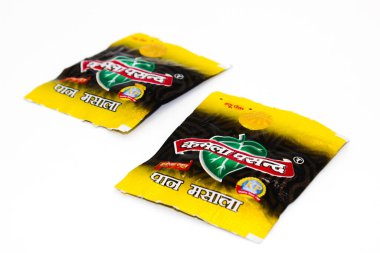 Noida, Utter Pardesh, Hindistan - 18 Ekim 2021, Çiğneme Tütünü, Çiğneme Tütünü beyaz arka planda seçici odaklı bir resim Noida 18 Ekim 2021