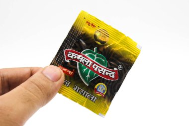 Noida, Utter Pardesh, Hindistan - 18 Ekim 2021, Çiğneme Tütünü, Çiğneme Tütünü beyaz arka planda seçici odaklı bir resim Noida 18 Ekim 2021