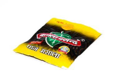 Noida, Utter Pardesh, Hindistan - 18 Ekim 2021, Çiğneme Tütünü, Çiğneme Tütünü beyaz arka planda seçici odaklı bir resim Noida 18 Ekim 2021