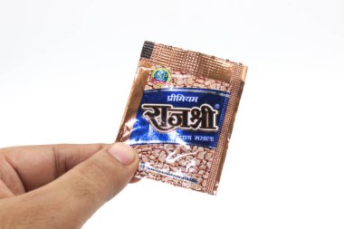 Noida, Utter Pardesh, Hindistan - 18 Ekim 2021, Çiğneme Tütünü, Çiğneme Tütünü beyaz arka planda seçici odaklı bir resim Noida 18 Ekim 2021