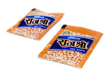 Noida, Utter Pardesh, Hindistan - 18 Ekim 2021, Çiğneme Tütünü, Çiğneme Tütünü beyaz arka planda seçici odaklı bir resim Noida 18 Ekim 2021