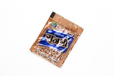 Noida, Utter Pardesh, Hindistan - 18 Ekim 2021, Çiğneme Tütünü, Çiğneme Tütünü beyaz arka planda seçici odaklı bir resim Noida 18 Ekim 2021