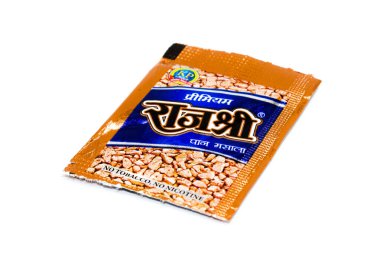 Noida, Utter Pardesh, Hindistan - 18 Ekim 2021, Çiğneme Tütünü, Çiğneme Tütünü beyaz arka planda seçici odaklı bir resim Noida 18 Ekim 2021