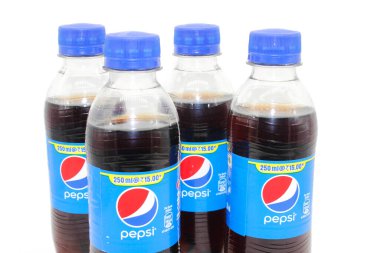 Noida, Utter Pardesh, Hindistan - 18 Ekim 2021, pepsi şişeleri, beyaz arka planda seçici odaklı Pepsi şişelerinin resmi 18 Ekim 2021