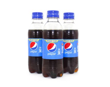 Noida, Utter Pardesh, Hindistan - 18 Ekim 2021, pepsi şişeleri, beyaz arka planda seçici odaklı Pepsi şişelerinin resmi 18 Ekim 2021
