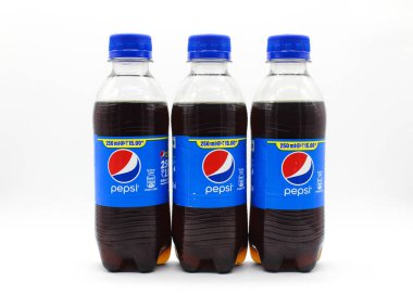 Noida, Utter Pardesh, Hindistan - 18 Ekim 2021, pepsi şişeleri, beyaz arka planda seçici odaklı Pepsi şişelerinin resmi 18 Ekim 2021
