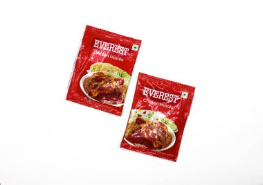 Noida, Utter pardesh, Hindistan - 18 Ekim 2021, Chicken masala, beyaz arka planda seçici odaklı Tavuk Masala resmi 18 Ekim 2021