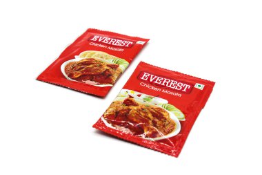 Noida, Utter pardesh, Hindistan - 18 Ekim 2021, Chicken masala, beyaz arka planda seçici odaklı Tavuk Masala resmi 18 Ekim 2021