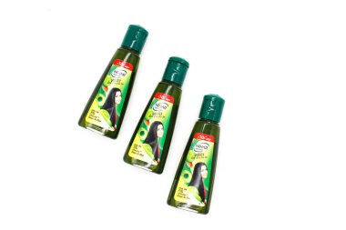 Noida, Uttar Pradesh, Hindistan - 18 Ekim 2021, Hair Oil Bottle, Beyaz arka planda saç yağı şişesinin seçici odak noktası Noida 18 Ekim 2021