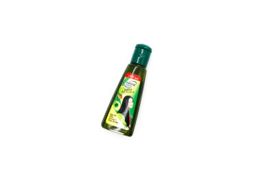 Noida, Uttar Pradesh, Hindistan - 18 Ekim 2021, Hair Oil Bottle, Beyaz arka planda saç yağı şişesinin seçici odak noktası Noida 18 Ekim 2021