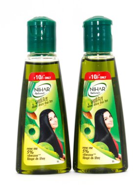 Noida, Uttar Pradesh, Hindistan - 18 Ekim 2021, Hair Oil Bottle, Beyaz arka planda saç yağı şişesinin seçici odak noktası Noida 18 Ekim 2021