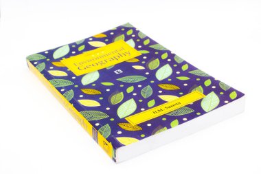 Noida, Utter Pardesh, Hindistan - 17 Ekim 2021, çevre coğrafya kitabı, beyaz arka plan üzerine seçici odaklı bir çevre coğrafya kitabı 17 Ekim 2021